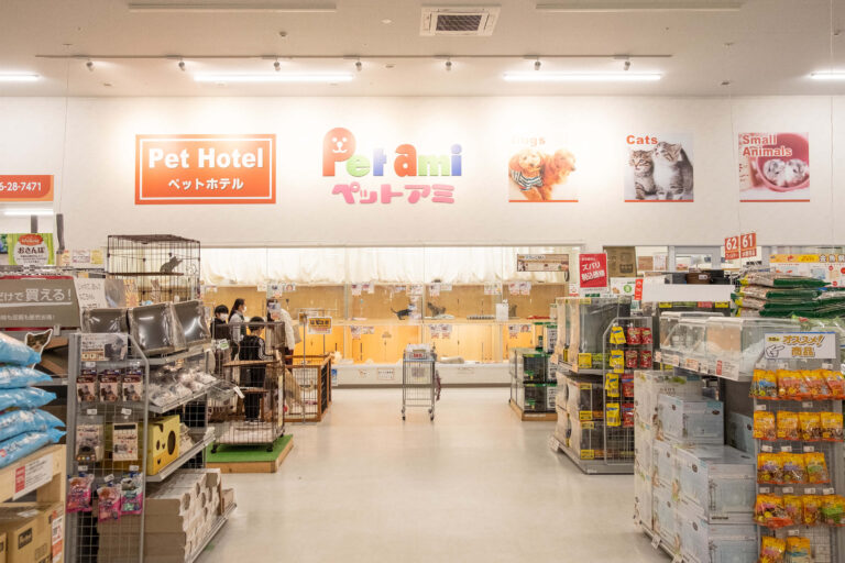 ペットアミ甘木店の外観・店内